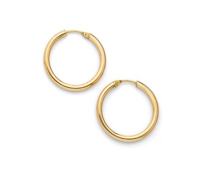 une paire de boucles d'oreilles en or sur fond blanc