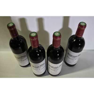 trois bouteilles de vin rouge sont alignées sur une table