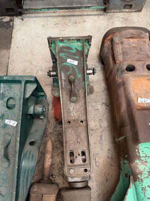 de nombreux outils divers qui traînent par terre