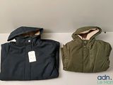 deux vestes à capuche sont posées l'une à côté de l'autre sur une table