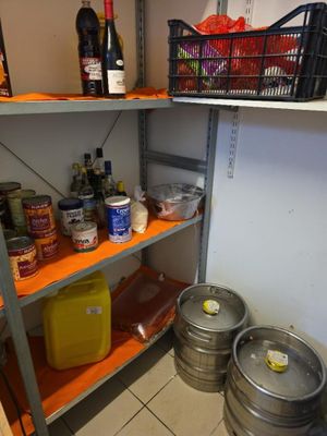 de nombreux fûts et canettes sur les étagères de la cuisine
