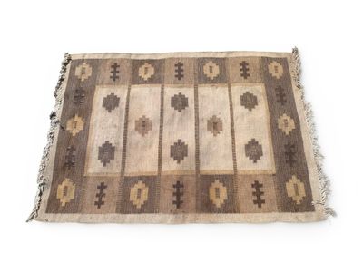 un gros plan d'un tapis sur une surface blanche avec un fond blanc