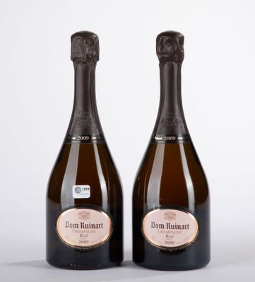 deux bouteilles de champagne posées l'une à côté de l'autre sur une table
