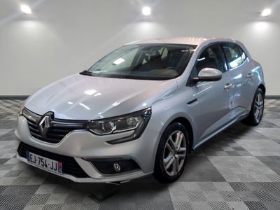 la voiture argentée est garée sur le sol à carreaux d'une pièce