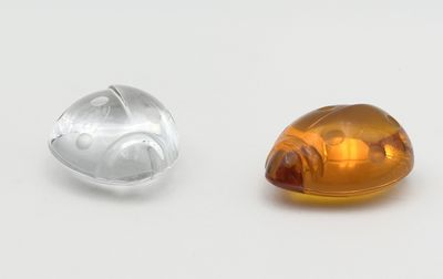 une photo montrant deux objets en verre posés sur une table