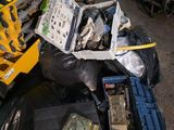 un tas d'outils en tout genre empilés par terre
