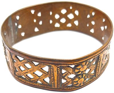 une image montrant un gros plan d'un bracelet en métal sur fond blanc