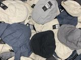 beaucoup de chapeaux posés sur un lit
