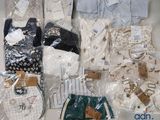 de nombreux objets qui se trouvent dans des sacs en plastique sur la table