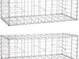 une paire de cages métalliques munies de roulettes de chaque côté
