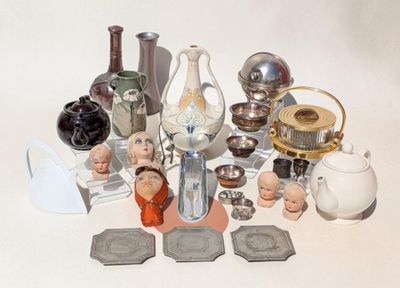 un grand nombre d'objets différents posés sur une table