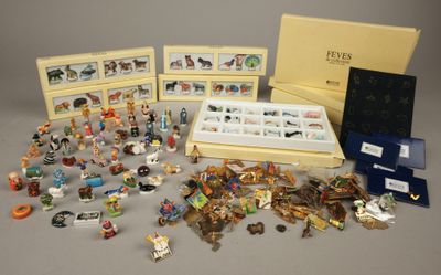 beaucoup de petites figurines dans une boîte posée sur la table