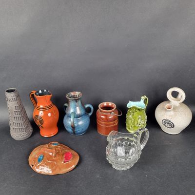 de nombreux types de vases différents posés sur une table