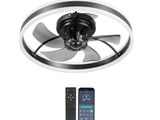 un ventilateur de plafond avec une télécommande placée devant