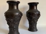 deux vases posés sur une table