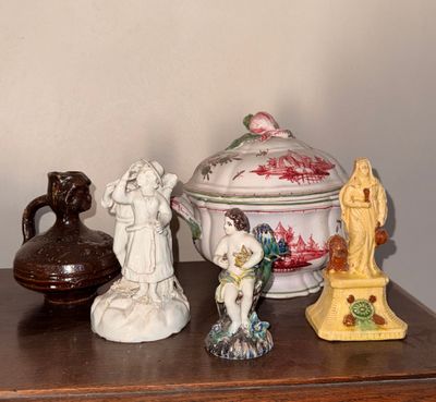de nombreuses figurines posées sur une table, à côté d'un vase