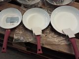 quatre casseroles posées sur une palette, elle-même posée sur une autre palette