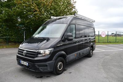 une camionnette noire garée dans un parking