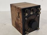 une vieille boîte en bois surmontée d'un bouton
