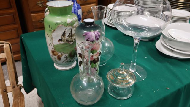 Lot de 2 vases en opaline peints, carafe sans bouchon, pot couver...