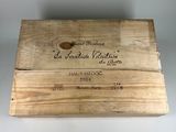 une vieille boîte en bois avec une étiquette posée sur une table