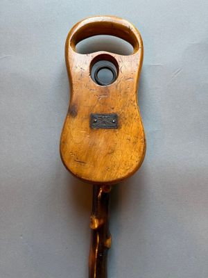 Canne siège en bois de ronce, le pommeau à charnière se dépl…