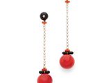 une paire de boucles d'oreilles rouges et noires ornées de perles