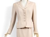 une photo d'un mannequin portant un tailleur-jupe beige