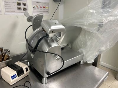 une machine posée sur le comptoir d'une cuisine