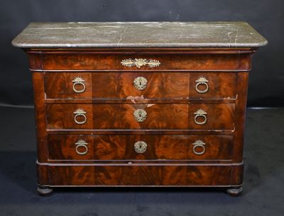 Commode en placage d'acajou ouvrant 3 tiroirs (éclats et man…