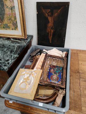 une table en bois sur laquelle est posée une boîte remplie d'objets divers