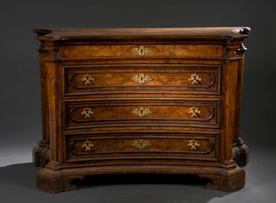 une commode ancienne avec un plateau en bois sur fond gris