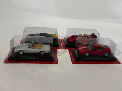 trois modèles réduits de voitures dans une vitrine posée sur un support blanc