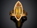 une photo d'une bague en or jaune sertie d'une grosse citrine facettée