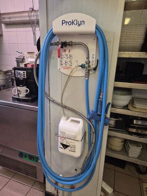 un tuyau bleu fixé au mur d'une cuisine