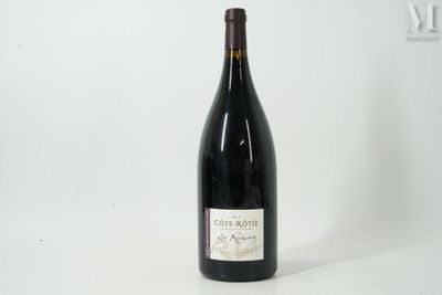 la bouteille de vin est posée sur la table à côté du mur