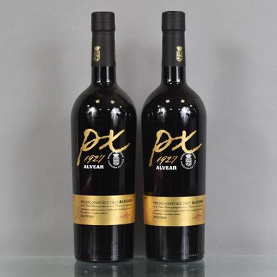 deux bouteilles de vin rouge posées sur une table en verre