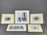 un ensemble de cinq photographies encadrées représentant diverses lettres et chiffres