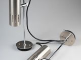une photo représentant une lampe de table et un pied de lampe posés sur une surface blanche