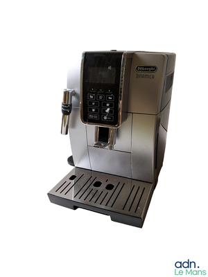 une image d'une machine à café sur fond blanc