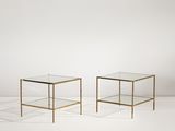 une paire de tables d'appoint en verre et en laiton