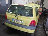 une voiture jaune garée dans un garage