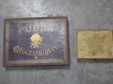 une plaque accrochée au mur, à côté d'un paquet de cigarettes