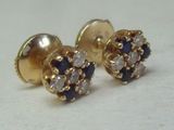 paire de boucles d'oreilles dorées ornées de pierres bleues et blanches
