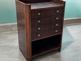une photo d'une commode en bois avec des tiroirs dans une pièce