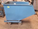une benne bleue qui se trouve dans un garage