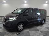 la photo d'une camionnette noire garée dans un garage