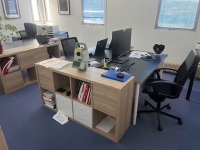 - 1 paper board - 1 meuble bas métallique à rideaux