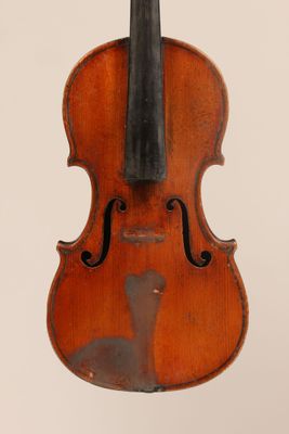 un vieux violon avec un archet noir sur fond blanc