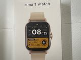 une boîte sur laquelle est posée une montre connectée, posée sur une table
